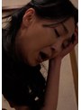 電マ|｜夫のそばで長男に抱かれる美しき熟母。エスカレートする長男の要求は友達との嵌めまくり3P乱交！